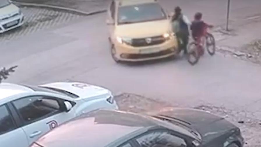 Шофьор блъсна майка и дете в София и избяга