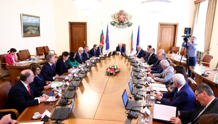 Главчев - ОБЯСНИТЕЛЕН РЕЖИМ: Премиерът призна защо  отмени решението за частната детска болница!