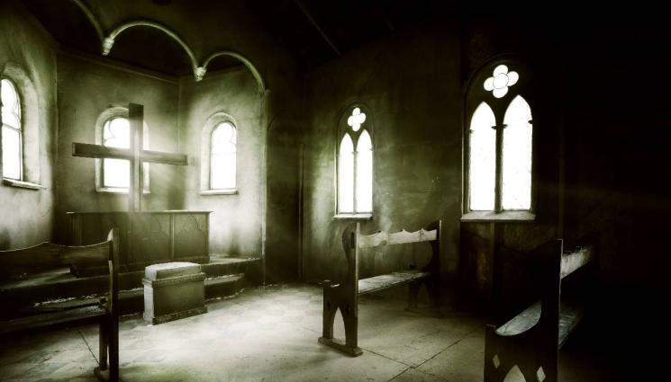 изоставена църква - СМРАЗЯВАЩО! Лов на духове уби момиче (СНИМКИ)