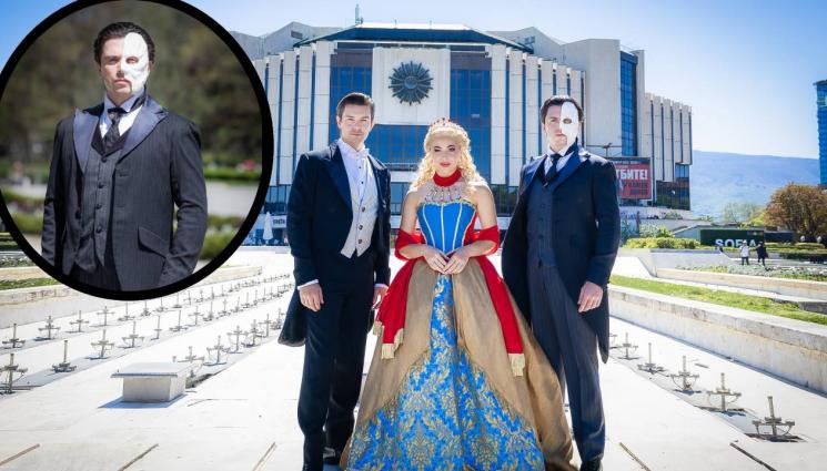 фантом - В НДК: Фантомът на операта си показа маската