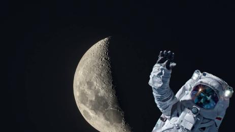 НА ТЪМНАТА СТРАНА: Астрономи бранят Луната!