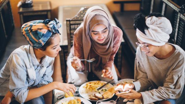 Ново приложение помага на мюсюлманите да намират ресторанти с подходяща за тях храна