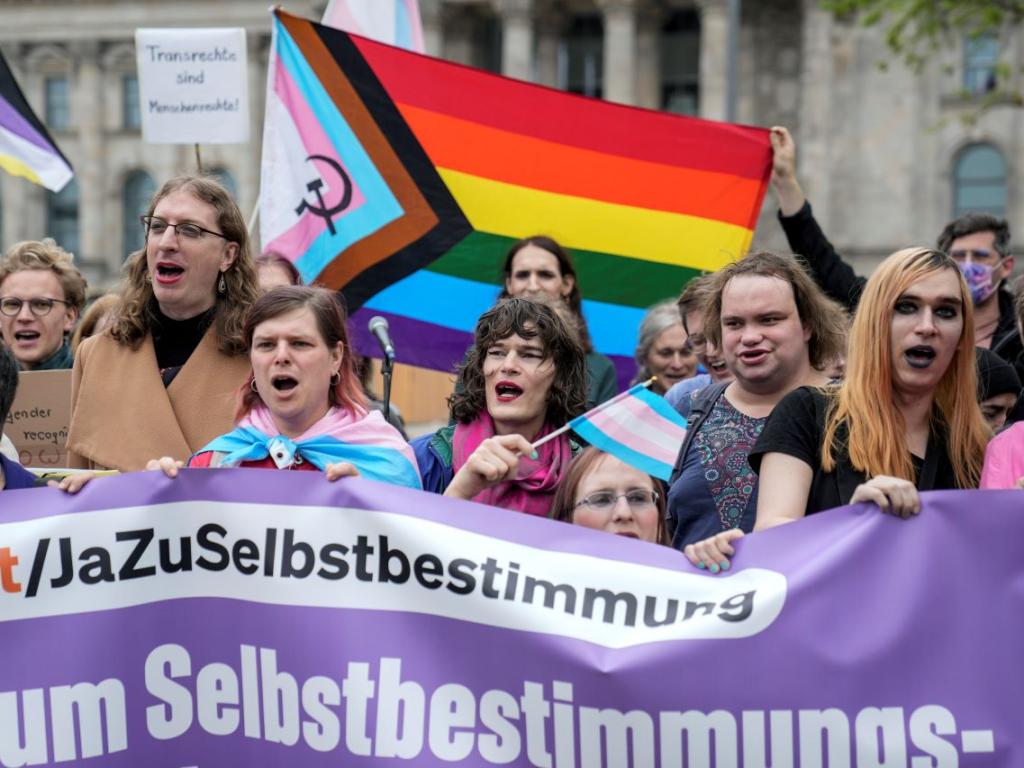 Германските депутати днес одобриха законодателство което ще улесни транссексуалните интерсексуалните
