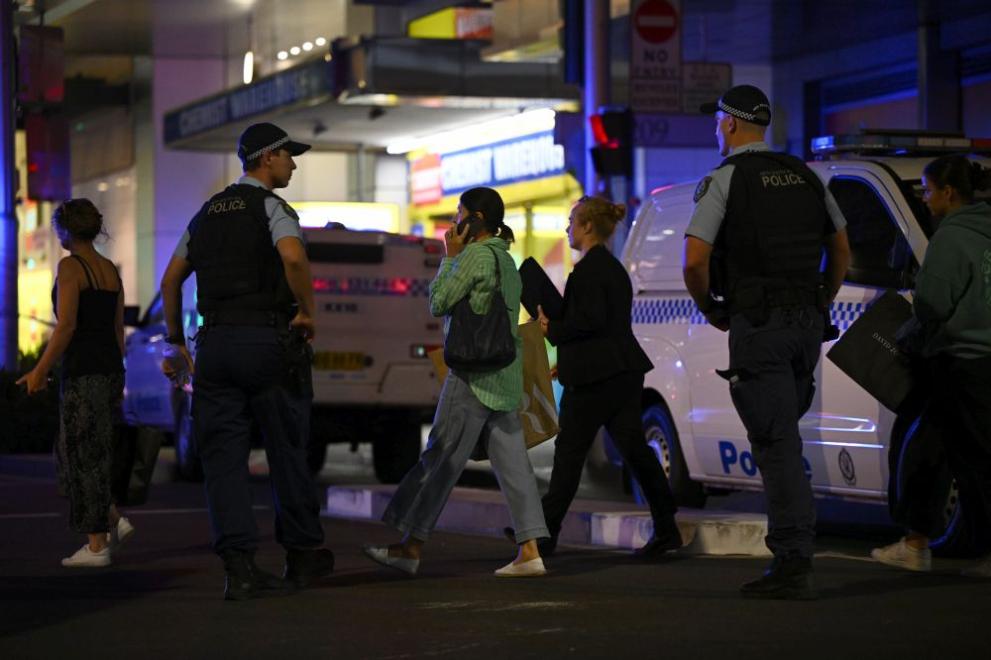 Петима посетители загинаха при нападението в търговски център в Сидни,