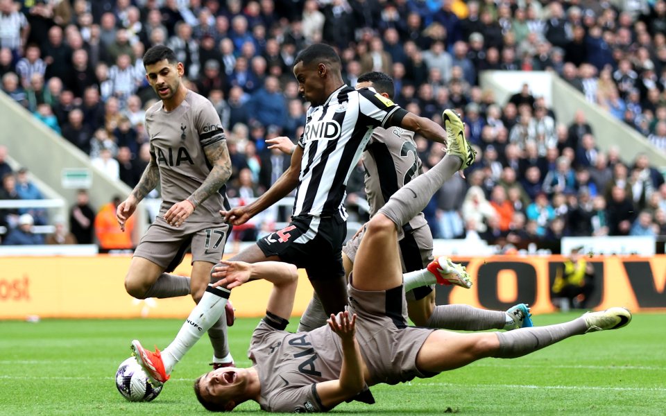 Нюкасъл постигна домакинска победа с 4:0 над Тотнъм в първия
