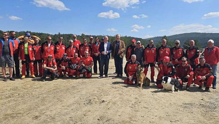 спасителни кучета - Спасителни кучета откриват бедстващи на полигон