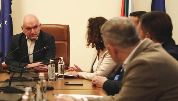 главчев - Служебният премиер отказа втората заплата! 