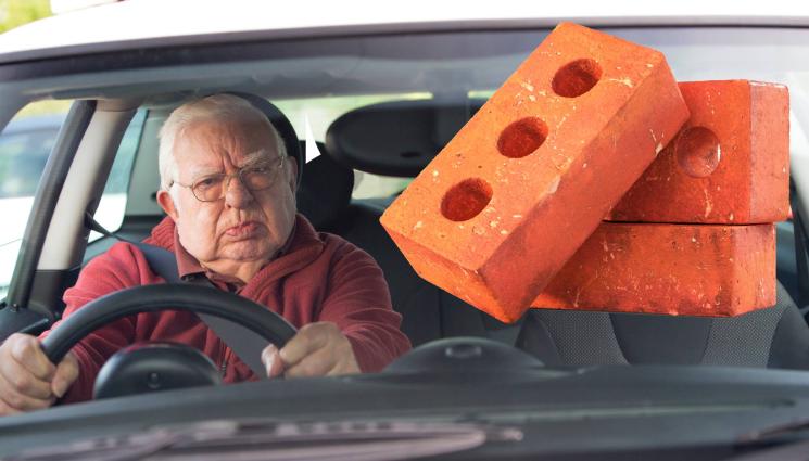 тухла кола възрастен мъж - СЛЕД СПОР ЗА ТУХЛИ: Дядо опита да прегази внука си!