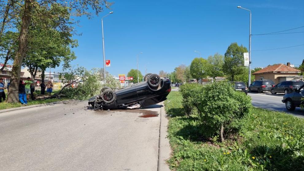 Снимка: Шофьор се удари в дърво и се обърна по таван в Добрич