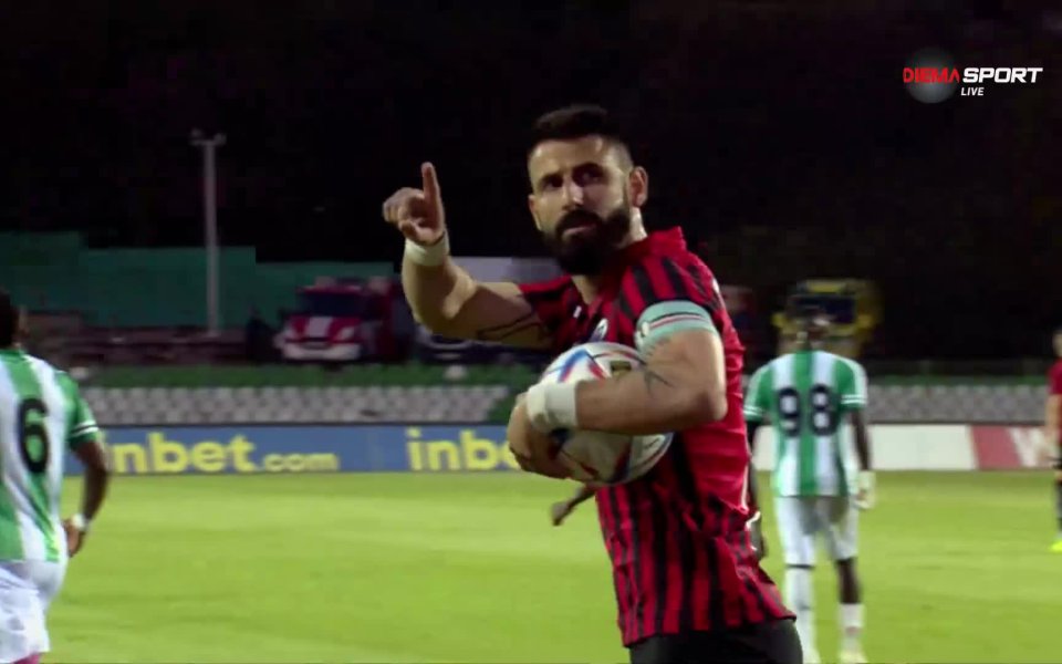 Димитър Илиев пусна страхотен извеждащ пас към Мичи Нтело. Белгиецът