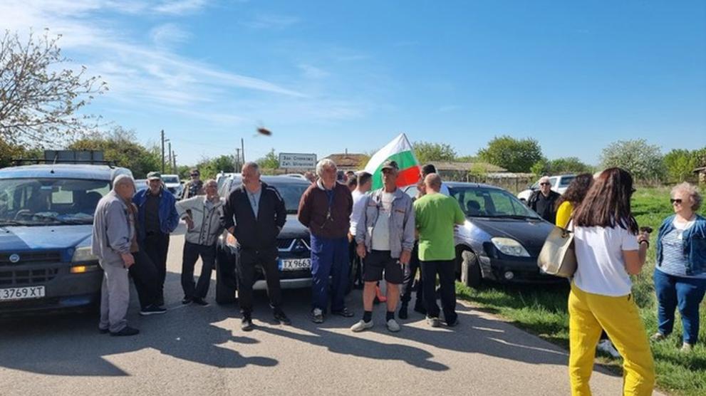 Снимка: Жителите на три села в Добричко протестират с искане за ремонт на път