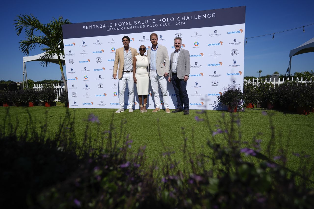 <p>Принц Хари и Меган, херцогинята на Съсекс, присъстваха на Royal Salute Polo Challenge в петък, запечатвайки деня си със страстна целувка</p>