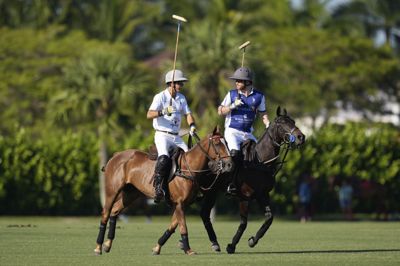 <p>Принц Хари и Меган, херцогинята на Съсекс, присъстваха на Royal Salute Polo Challenge в петък, запечатвайки деня си със страстна целувка</p>