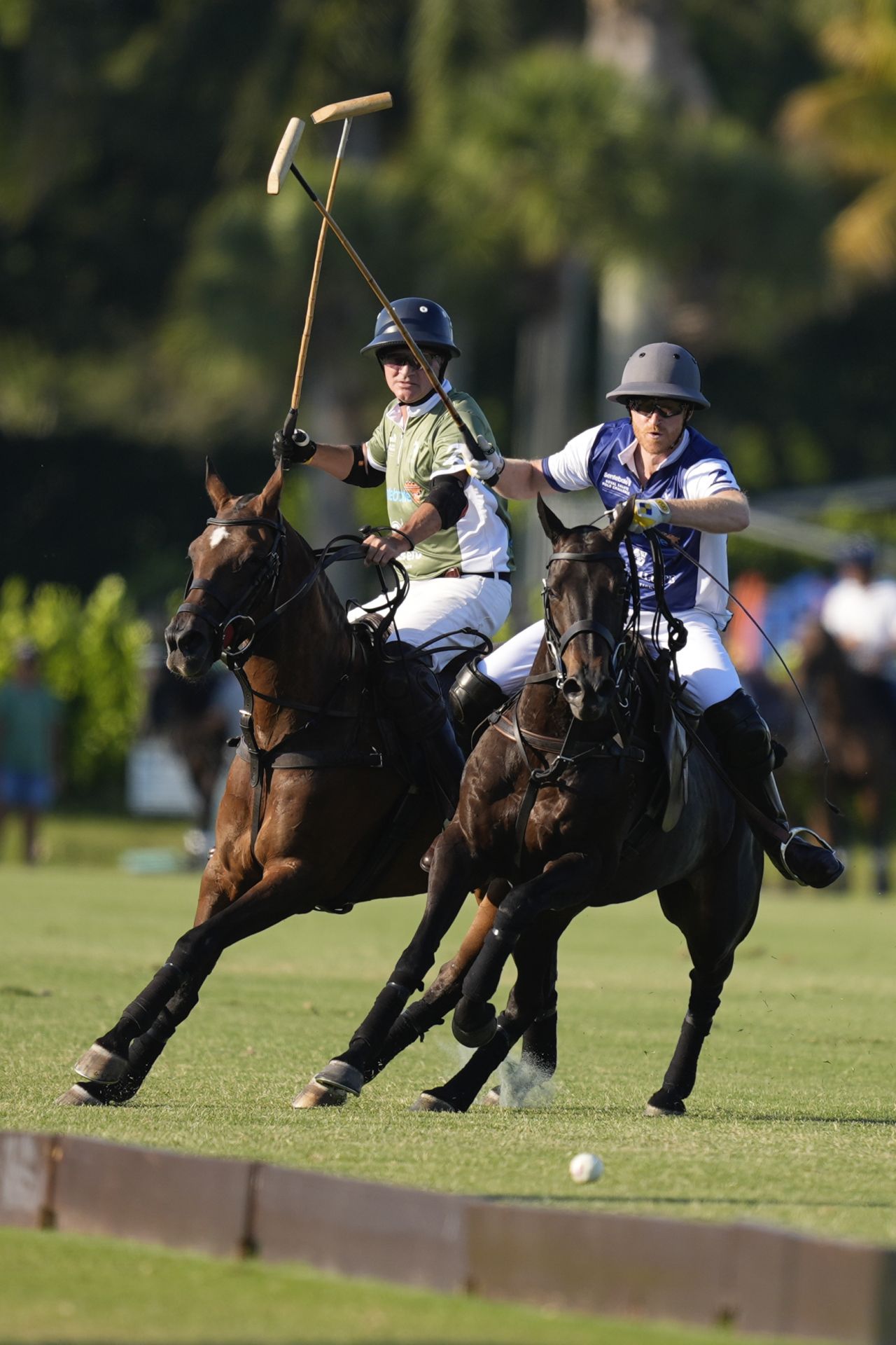 <p>Принц Хари и Меган, херцогинята на Съсекс, присъстваха на Royal Salute Polo Challenge в петък, запечатвайки деня си със страстна целувка</p>