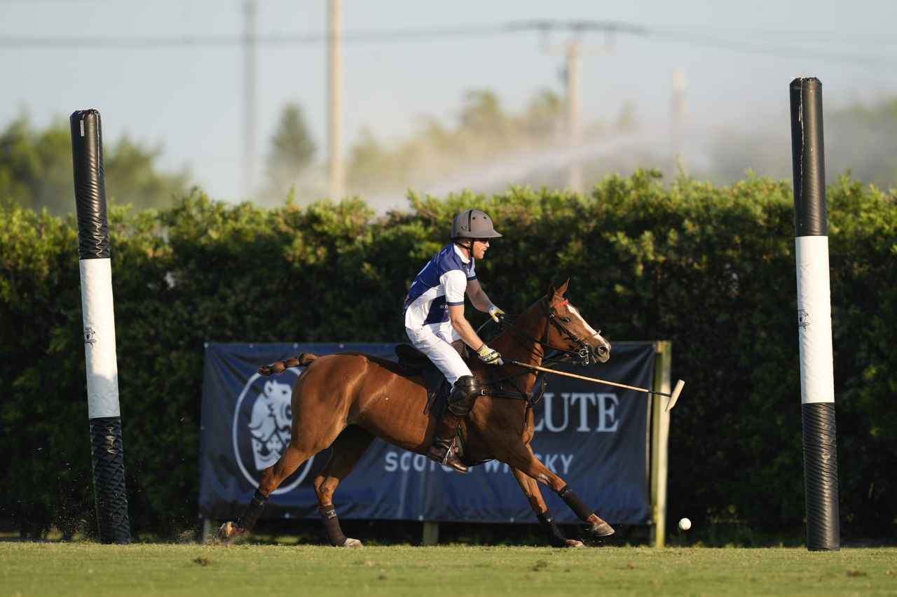 <p>Принц Хари и Меган, херцогинята на Съсекс, присъстваха на Royal Salute Polo Challenge в петък, запечатвайки деня си със страстна целувка</p>