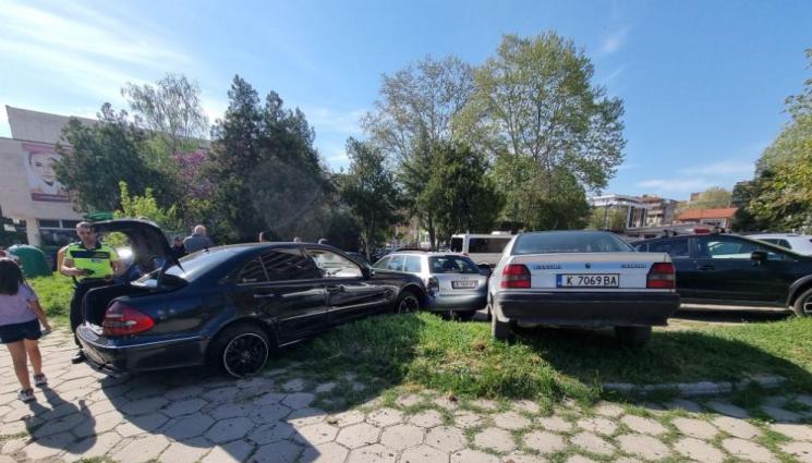 катастрофа - МЕЛЕ: Шофьор се натресе в паркирани коли