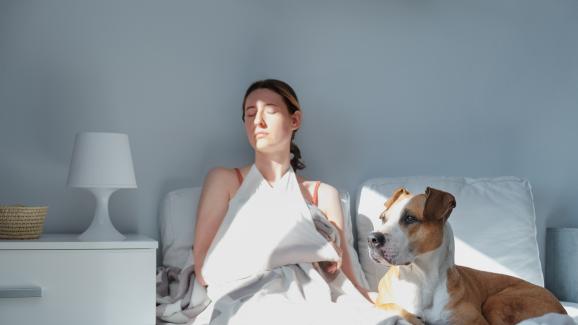 Три начина да спрете кучето си да ви буди рано