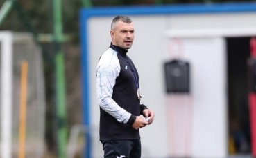 Бившият нападател на националния отбор Валери Божинов ще облече отново