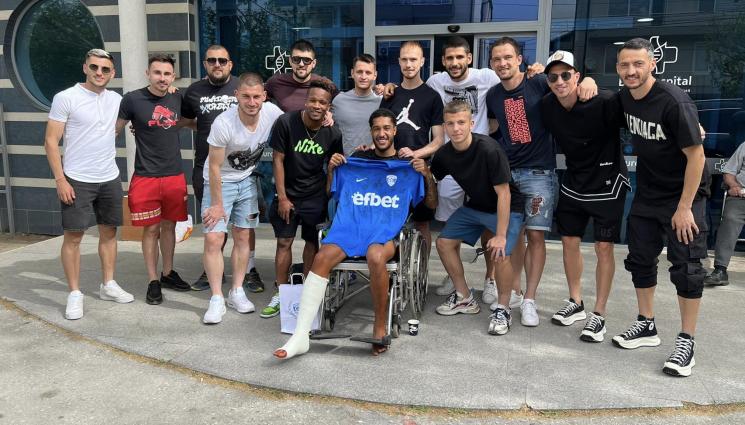 Джейми Емпие Спартак Варна - „Соколи“ със сърца: Футболистите на Спартак Варна стоплиха душата на контузен съотборник