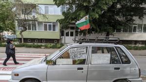 Автомобил облепен с протестни бележки предизвиква усмивки пред Русенския университет