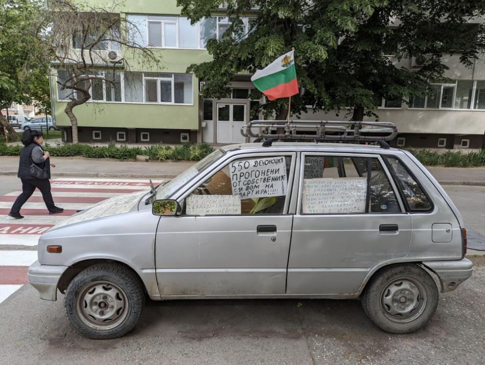 Автомобил, облепен с протестни бележки, предизвиква усмивки пред Русенския университет