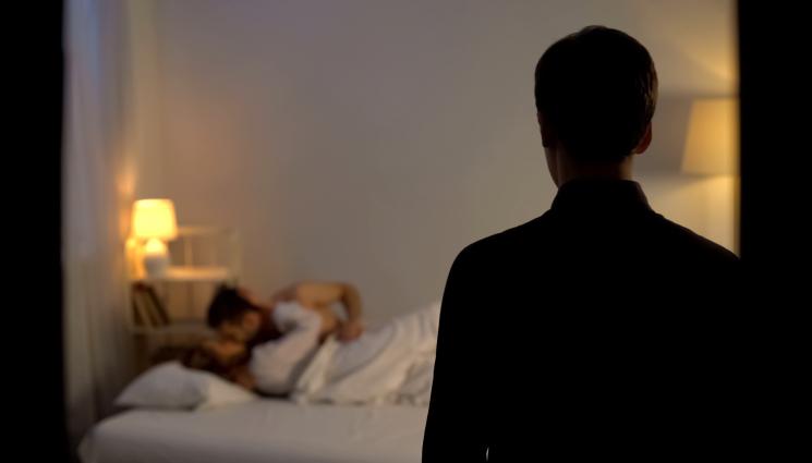 изневяра - ГРАНДИОЗЕН СКАНДАЛ: Хванаха жената на виден политик да спи с тийнейджър!