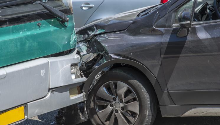 катастрофа - УЖАС В СТОЛИЦАТА: Кола се натресе в автобус на градския транспорт (СНИМКИ)