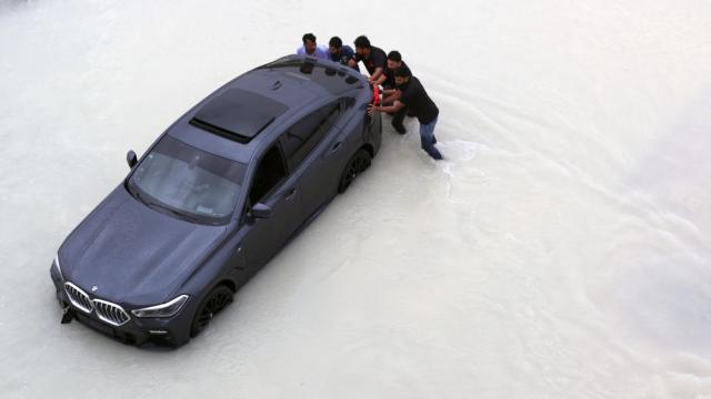 Наводнената пустиня: Вижте Дубай след мощните дъждове, които заляха емирствата (ГАЛЕРИЯ)