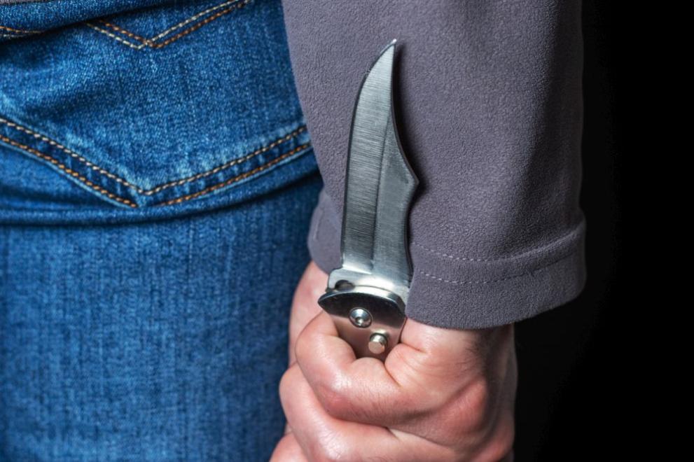 Снимка: 15-годишна тийнейджърка намушка с нож жена след семеен скандал