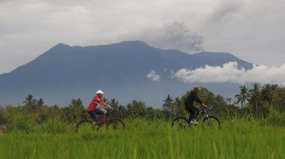 Индонезия евакуира няколкостотин души заради изригване на вулкана Руанг