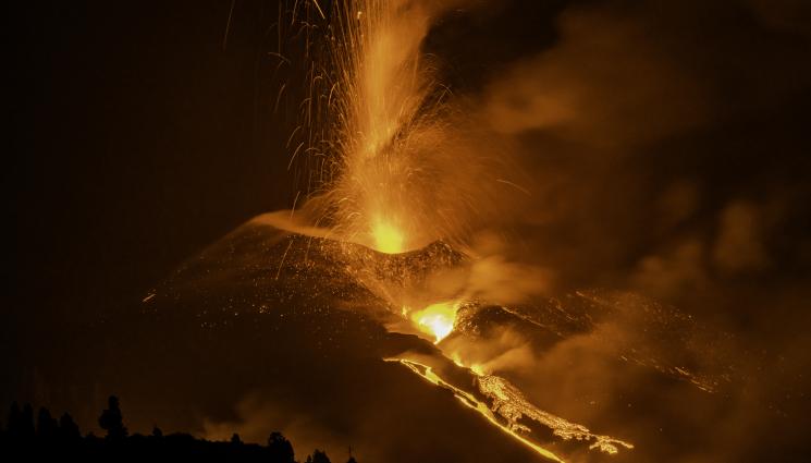 вулкан - Мощен вулкан изригна! Започна спешна евакуация на населението (ВИДЕО)