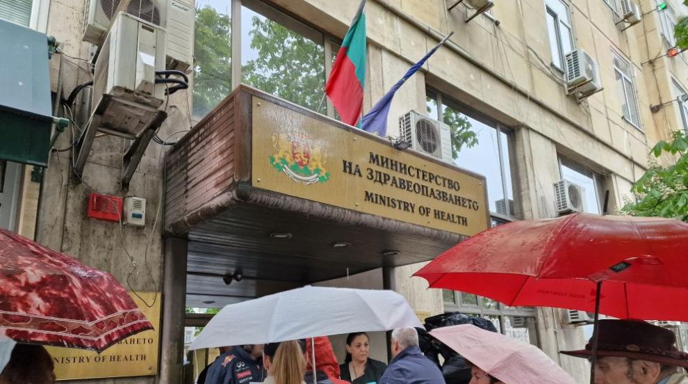 Протест пред здравното министерство с искане за отстраняването на директора на „Пирогов“