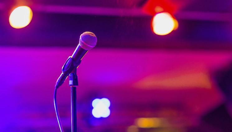 микрофон - НОВА ПОСОКА: Участничка от Hell’s Kitchen превзема чалгата! (ВИДЕО)