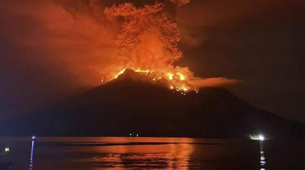 Мощно изригване на вулкан в Индонезия застраши страната от цунами (ВИДЕО/СНИМКИ)