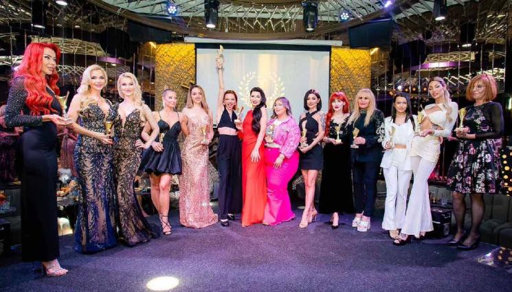 Първа Дама - Актрисата Елеонора Иванова и олимпийската шампионка Симона Дянкова с приз
