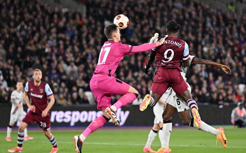 Отборите на Уест Хем и Байер Леверкузен играят при резултат 1:0,