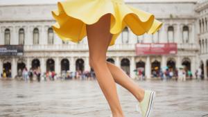 Дантелени рокли със семпли маратонки ще се превърнат в модерна