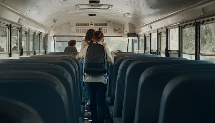 автобус - МОДЕРНИЗИРАТ СЕ: Електрички возят ученици!