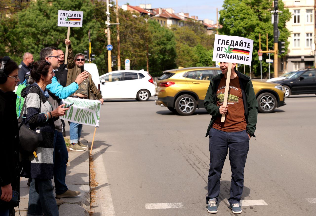 <p>Група протестиращи се събра в центъра на София с настояване в България да се легализира употребата на канабис. С транспаранти с надпис &bdquo;Декриминализация на конопа&ldquo;, &bdquo;Канабисът лекува. МВР слугува&ldquo;, &bdquo;Тествайте политиците&ldquo; и други, протестиращите първоначално се събраха пред езерото &bdquo;Ариана&ldquo; в центъра на София, а след това на няколко пъти пресякоха групово булевард &bdquo;Христо и Евлоги Георгиеви&ldquo;, предизвиквайки кратки затруднения в движението на превозните средства.</p>