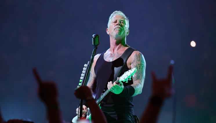 металика - Джеймс Хетфийлд от Metallica татуира средния си пръст с праха на рок легенда! (СНИМКА)