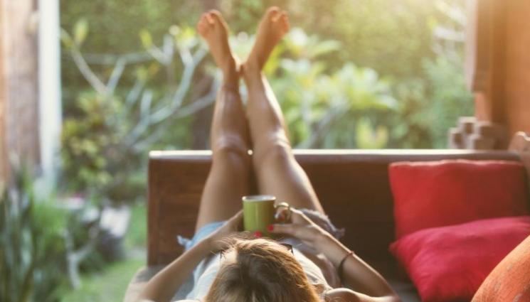 лежане легло - СТЯГАЙТЕ КУФАРИТЕ: Там плащат 18 000 евро да опъваме кръста!