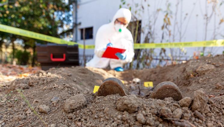 гроб - КАТО ВЪВ ФИЛМ НА УЖАСИТЕ: Изверг зарови жена си жива!