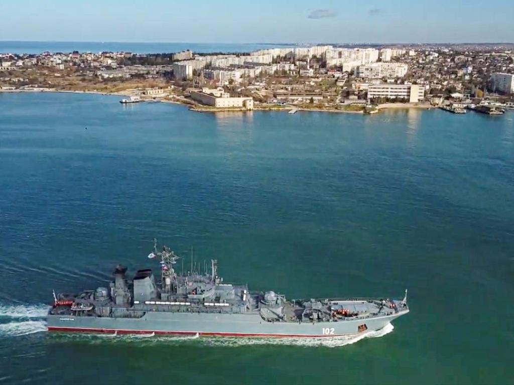 В пристанището на Севастопол на окупирания от Русия полуостров Крим