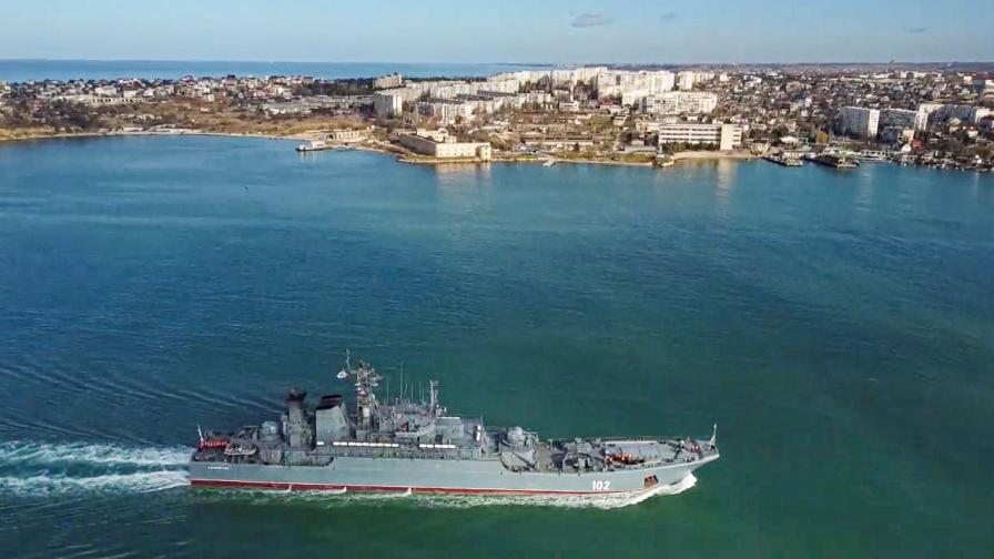 <p>Кораб пламна край бреговете на Севастопол (СНИМКИ/ВИДЕО)</p>