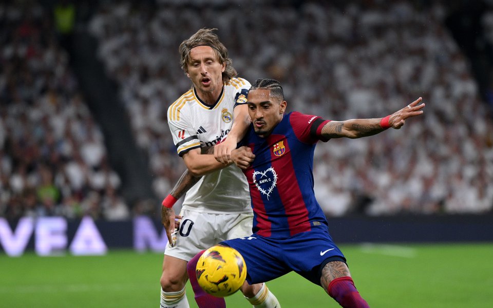 Отборите на Реал Мадрид и Барселона играят при резултат 1:1