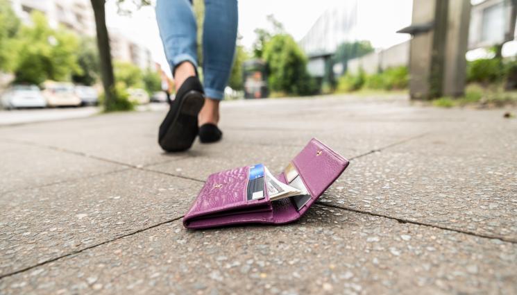 портфейл - Осмокласници върнаха загубен портфейл, намерили го на път за училище