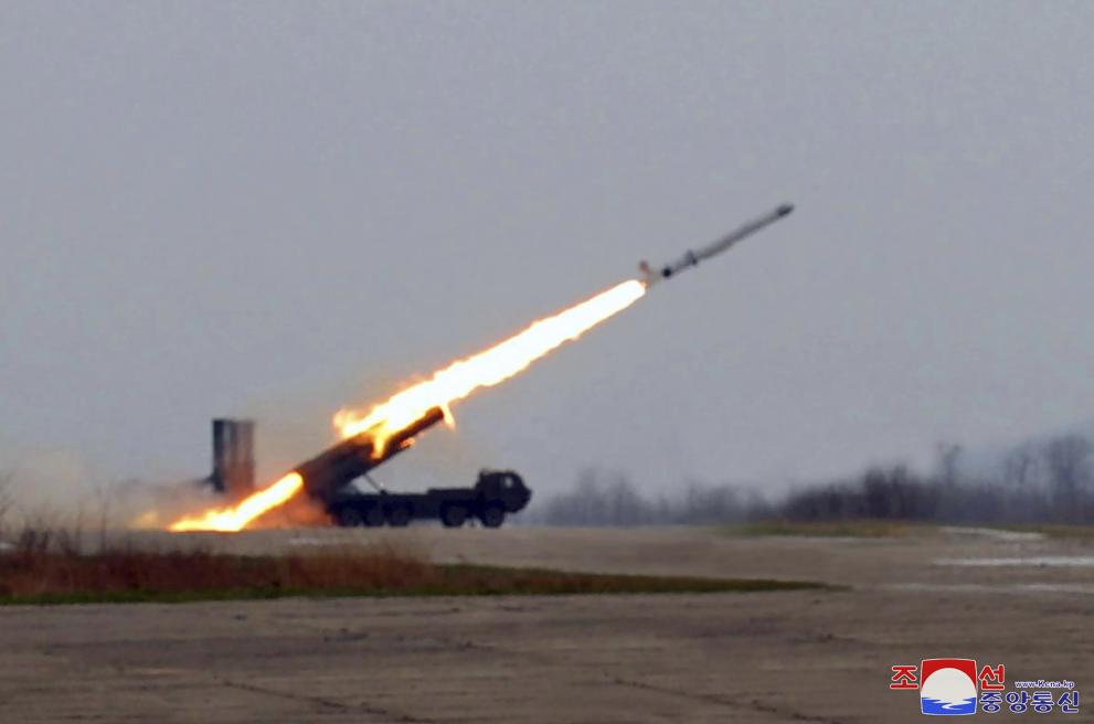 Северна Корея е изстреляла днес балистична ракета към морето от