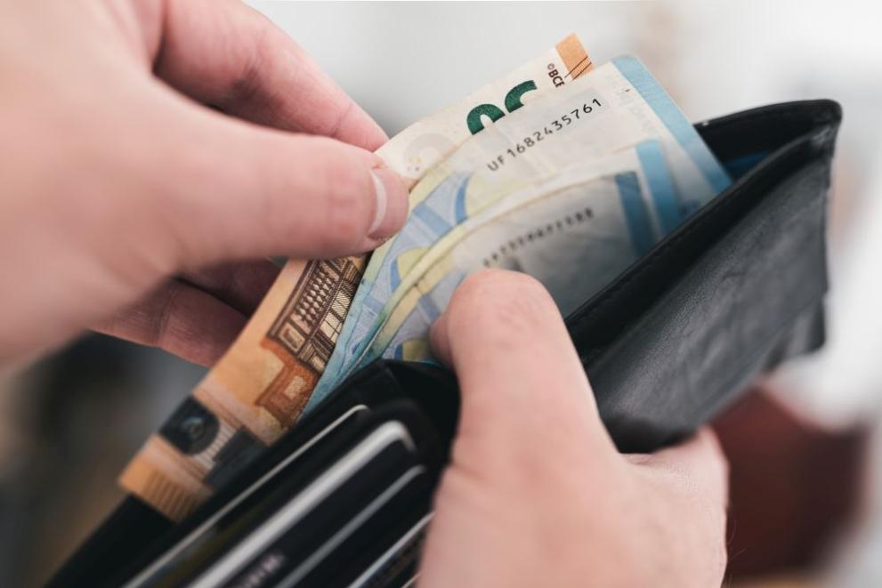 Откраднаха портмоне с 500 евро от кола в Благоевград, съобщиха