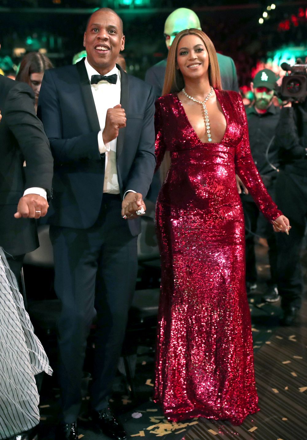 Бионсе излъчваше блясък в червената си рокля с пайети на Peter Dundas, подчертана от дълбокото деколте. Но хипнотизиращият блясък на диамантите на стойност 12 милиона долара, които я украсяваха, благодарение на Лорейн Шварц, наистина открадна светлината на прожекторите
