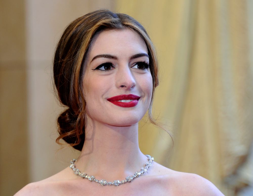 Яркочервената рокля на Valentino насочи прожекторите към Ан Хатауей на Оскарите през 2011 г.<br>
<br>
 